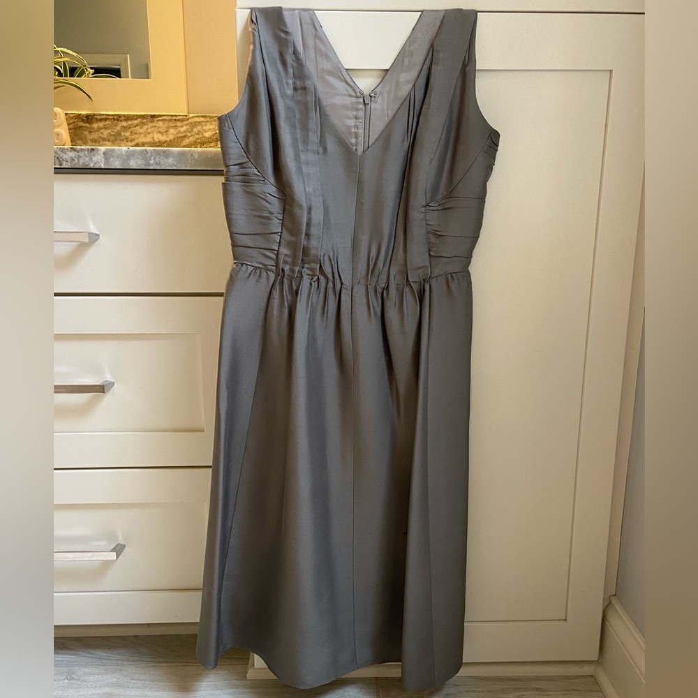 Banana Republic gray silk dress. Adorable and flattering fit. Size 4.